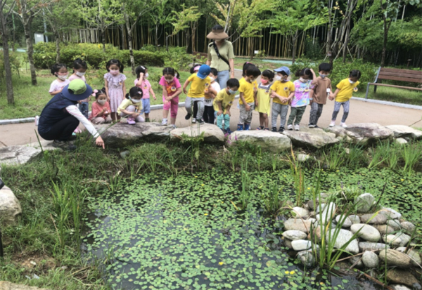 산림교육센터에서 유아를 대상으로 진행하는 ‘와~숲 유아체험’ 모습.(사진=산림청)