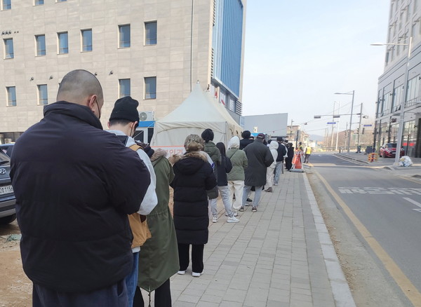 김포시 풍무동 한 병원 임시선별검사소에 사람들이 줄을 서서 검사를 기다리고 있다. (사진=유제원 기자)