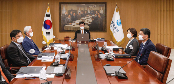 이창용(가운데) 한국은행 총재가 13일 서울 중구 한국은행에서 열린 금융통화위원회 본회의에 참석하고 있다.