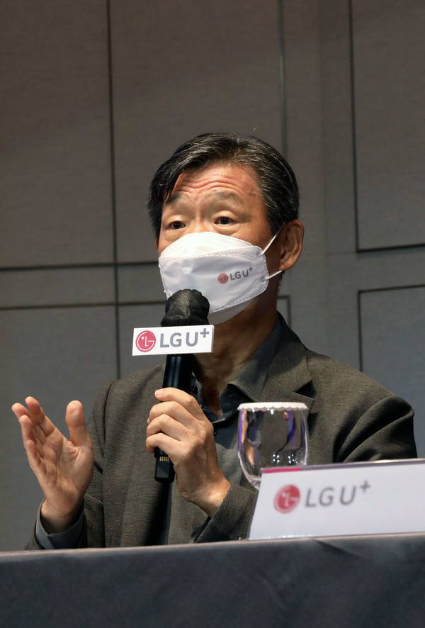황현식 LG유플러스 CEO가 기자간담회에서 질문에 답하고 있다.