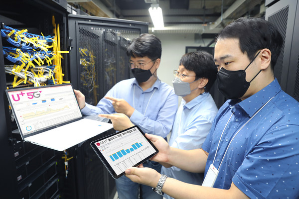 사진은 LG유플러스 직원들이 5G UPF 장비를 살펴보고 있는 모습. (사진=LG유플러스 제공)