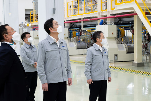 이재용 삼성전자 회장이 삼성전기 부산사업장을 찾아 MLCC 원료 제조 현장을 점검하고 있다. (사진=삼성전자)