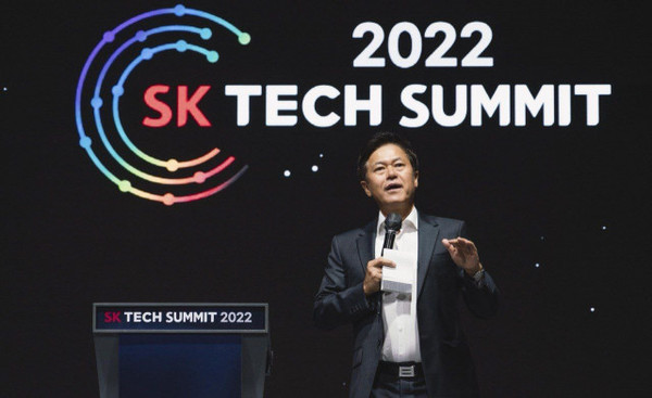 SK그룹 ICT 위원장을 맡은 박정호 SKT 부회장이 ‘SK 테크 서밋 2022’에서 환영사를 하고 있다. (사진=SK그룹)