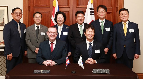 앞줄 왼쪽부터 콜린 크룩스(Colin Crooks) 주한영국대사, 이복현 금융감독원장. 뒷줄 왼쪽부터 권희백 한화투자증권 대표이사, 남이현 한화솔루션 대표이사, 김은미 이화여자대학교 총장, 함영주 하나금융그룹 회장, 손병환 NH농협금융지주 회장, 편정범 교보생명 대표이사. (사진=하나금융그룹 제공)