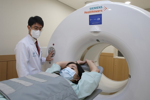 한상원 서울아산병원 핵의학과 교수가 유방암 전이가 의심되는 환자에게 18F-FES PET 검사를 시행하고 있다.