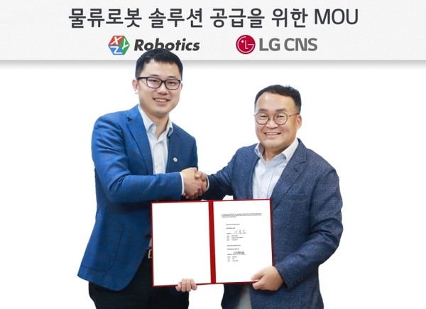 LG CNS 스마트물류사업부장 이준호 상무(오른쪽)와 XYZ로보틱스 최고경영자(CEO) 지아지 저우가 MOU를 체결하고 기념 촬영을 하는 모습. (사진=LG CNS 제공)