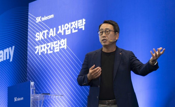 유영상 SK텔레콤 대표가 SK T타워 수펙스홀에서 열린 ‘SKT AI 사업전략 기자간담회’에서 키노트를 발표하고 있다. (사진=SK텔레콤 제공)