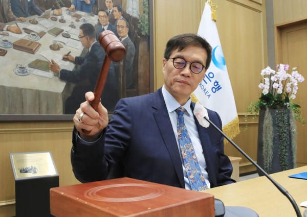 이창용 한국은행 총재가 19일 오전 서울 중구 한국은행에서 열린 금융통화위원회 본회의에서 회의를 주재하고 있다.
