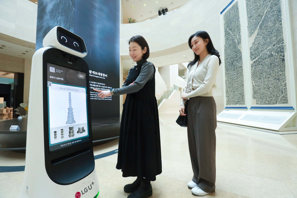 이촌동 소재 국립중앙박물관에서 U+안내로봇의 설명을 듣고 있는 LG유플러스 모델의 모습.(사진=LG유플러스)